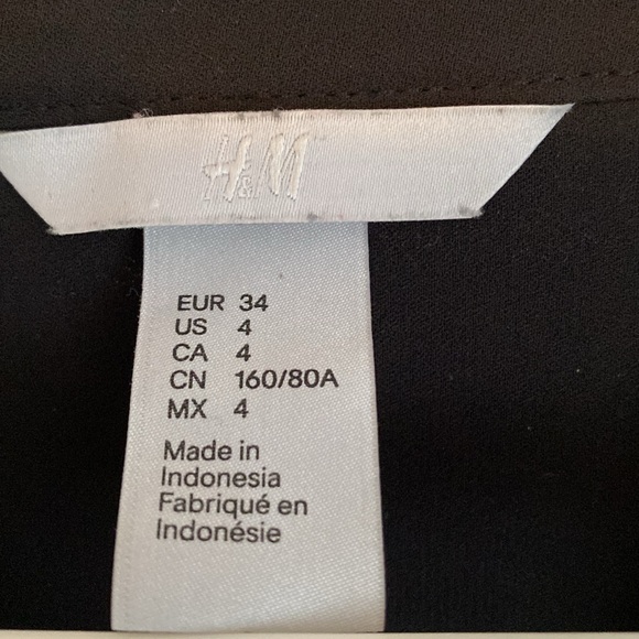 H&M black blouse with cream detailing. Front pockets. Button on sleeves. - Picture 4 of 4